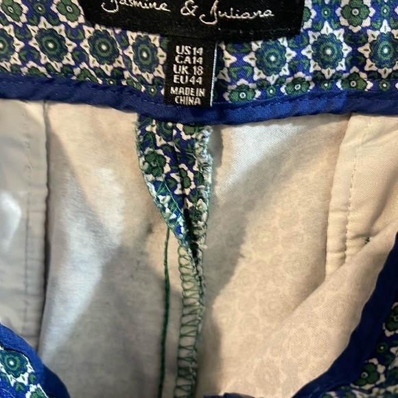 Elegant Geometric Blue Capris - Picture 8 of 8